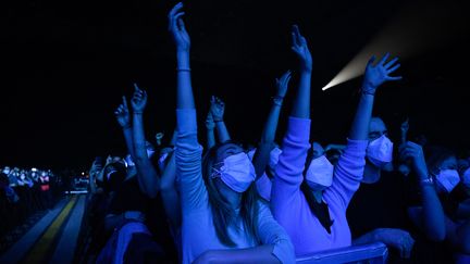 Un concert-test sans distanciation physique le 27 mars 2021, organisé à Barcelone (Espagne). (ADRIA PUIG / ANADOLU AGENCY / AFP)