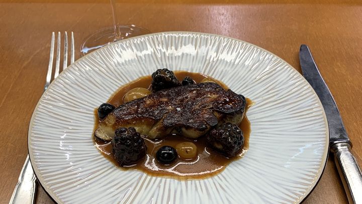 Le foie gras poêlé, recette de fêtes par excellence réalisée ici par Jean Coussau, le chef en duo avec sa nièce Clémentine du Relais de la Poste, à Magesq dans les Landes. (BERNARD THOMASSON / FRANCEINFO)