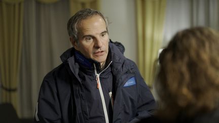 Le directeur de l'Agence internationale de l'énergie atomique, Rafael Grossi, lors d'une visite à la centrale nucléaire de Zaporijjia, le 29 mars 2023. (VITALII MATOKHA / AFP)