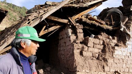 Un homme dans une rue de Paruro (P&eacute;rou), le 28 septembre 2014. La ville est sinistr&eacute;e apr&egrave;s un s&eacute;isme d'une magnitude de 5,1 sur l'&eacute;chelle de Richter&nbsp;survenu la veille. (REUTERS)