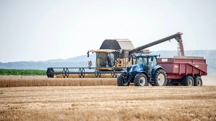 Un engin agricole à Auvers-sur-Oise (Val-d'Oise), le 23 juillet 2021. (BRUNO LEVESQUE / MAXPPP)