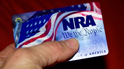 Une carte d'adh&eacute;rent &agrave; la National Rifle Association (NRA), le lobby des armes am&eacute;ricain, le 10 janvier 2013 dans l'Etat de Virginie (Etats-Unis).&nbsp; (KAREN BLEIER / AFP)