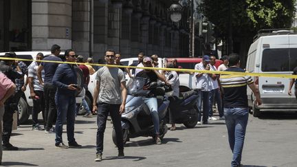 Une barricade de police déployée dans les rues de Tunis (Tunisie) après un attentat-suicide, le 27 juin 2019. (KHALED NASRAOUI / DPA / AFP)