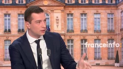 Le président du Rassemblement national, Jordan Bardella, le 19 avril 2022 sur franceinfo. (FRANCEINFO / RADIO FRANCE)