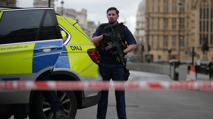 Un policier déployé sur le site du Parlement de Westminster, mercredi 22 mars 2017 à Londres (Royaume-Uni). (DANIEL LEAL-OLIVAS / AFP)