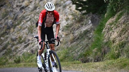 Warren Barguil dans l'ascension du col du Granon à l'occasion de la 11e étape du Tour de France, le 13 juillet 2022. (ANNE-CHRISTINE POUJOULAT / AFP)