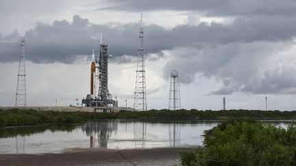 La fusée de la mission Artémis 1 au centre spatial Kennedy à Cape Canaveral, en Floride (Etats-Unis), le 2 septembre 2022.&nbsp; (KEVIN DIETSCH / GETTY IMAGES NORTH AMERICA / AFP)