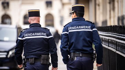 Des gendarmes de dos dans la rue, le 29 novembre 2022. (photo d'illustration) (XOSE BOUZAS / HANS LUCAS / AFP)