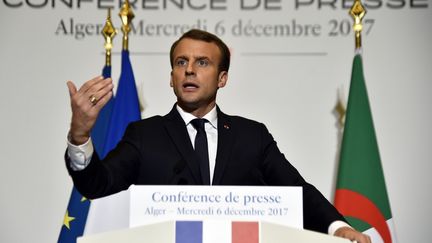 Le président Emmanuel Macron lors d'une conférence de presse à Alger (Algérie), le 6 décembre 2017. (RYAD KRAMDI / AFP)