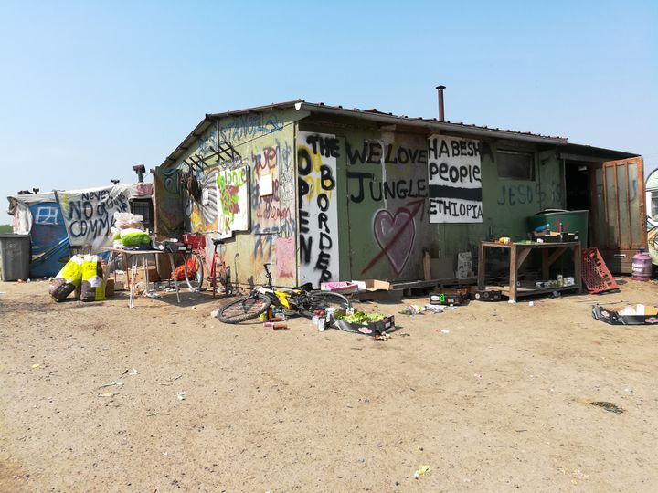 Des denrées sont posées devant un baraquement du camp de migrants de Norrent-Fontes (Pas-de-Calais), le 21 juin 2017. (HUGO CAILLOUX / FRANCEINFO)