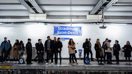 Des passagers attendent le métro à la station Strasbourg Saint-Denis, dans le 10e arrondissement parisien, le 10 janvier 2020.&nbsp; (MARTIN BUREAU / AFP)