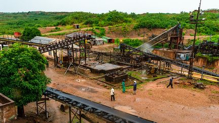 M. Mukadi explique&nbsp;que les minerais extraits sont transportés à Disele, à une dizaine de minutes de route argileuse. Ici, "on réduit tous les produits à 150 mm à l'aide d'un débourbeur, un crible vibrant qui enlève la boue et le sable. (...) Après, on sépare le diamant d'avec ses accompagnateurs naturels." D'une capacité de 50 tonnes par heure, l'usine de Disele, déjà réhabilitée en 1996, tourne 24h/24, et a besoin d’énergie électrique en permanence.&nbsp; &nbsp;&nbsp; (MARTHE BOSUANDOLE / AFP)