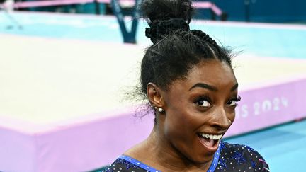 Simone Biles célébrant sa victoire à la fin du concours général individuel de gymnastique, aux Jeux olympiques de Paris-2024. (LOIC VENANCE / AFP)