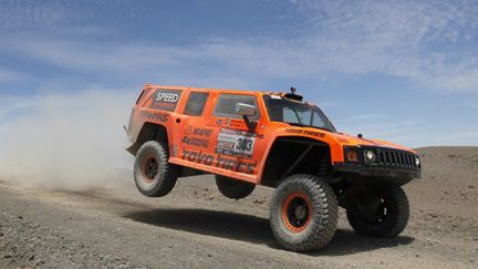 Robby Gordon a animé le Dakar avec son Hummer mais s'est fait exclure pour véhicule non conforme (MARTIN MEJIA / AFP)