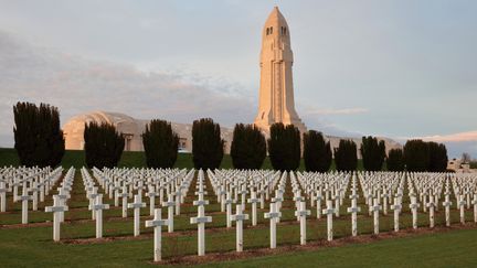 L'ossuaire de Douaumont, qui contient les dépouilles de plus de 130 000 soldats morts lors de la bataille de Verdun, et le cimetière militaire adjacent.&nbsp; (MANUEL COHEN)