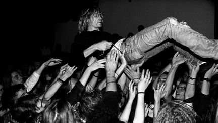 Kurt Cobain sur scène avec Nirvana le 12 novembre 1991 à Francfort (Allemagne)
 (Paul Bergen / Redferns / Getty Images)