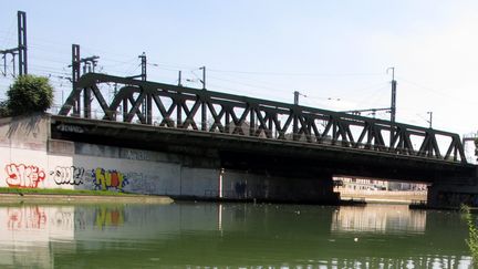 Le corps d'un homme de 23 ans a &eacute;t&eacute; retrouv&eacute; dans le canal Saint-Denis (Seine-Saint-Denis), dimanche 8 mars 2015. (MAXPPP)