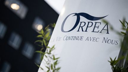 Le logo d'un établissement appartenant à Orpea, le 10 février 2022 à Rezé, près de Nantes. (LOIC VENANCE / AFP)