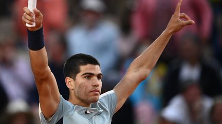 Carlos Alcaraz, au deuxième tour de Roland-Garros contre Albert Ramos-Vinolas, le 25 mai 2022. (CHRISTOPHE ARCHAMBAULT / AFP)