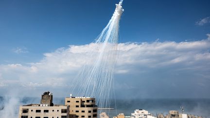 Un panache de fumée provoqué par des munitions incendiaires tirées sur le port de Gaza, mercredi 11 octobre 2023. (MOHAMMED ABED / AFP)