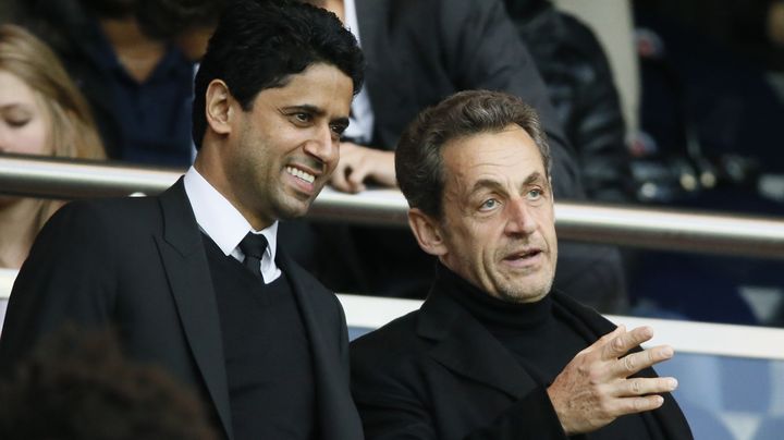 Nicolas Sarkozy discute dans les tribunes du parc des Princes avec&nbsp;Nasser Al-Khelaifi, le pr&eacute;sident du Paris Saint-Germain, &agrave; Paris, le 18 mai 2013. (KENZO TRIBOUILLARD / AFP)