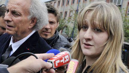 La m&egrave;re de Fiona,&nbsp;C&eacute;cile Bourgeon, s'adrese aux journalistes demandant qu'on retrouve sa fille, le 16 mai 2013, &agrave; Clermont-Ferrand (Puy-de-D&ocirc;me. (THIERRY ZOCCOLAN / AFP)