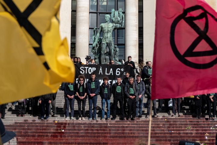 Des membres d'Extinction Rebellion versent du faux sang sur les marches du Trocadéro à Paris, le 12 mai 2019. (SAMUEL BOIVIN / NURPHOTO / AFP)