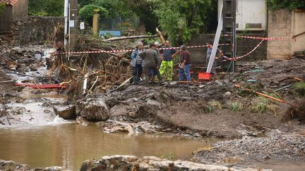 Les habitants r&eacute;parent les d&eacute;g&acirc;ts apr&egrave;s des inondations &agrave; Saint-Laurent-le-Minier (Gard), le 19 septembre 2014. (  MAXPPP)