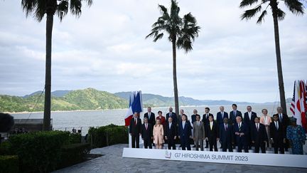 Les dirigeants du G7 et de pays invités au sommet du G7 à Hiroshima (Japon), le 20 mai 2023. (BRENDAN SMIALOWSKI / AFP)