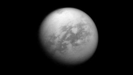 Titan est le plus grand satellite de Saturne avec environ 5 150 km de diamètre. Des centaines de lacs et trois mers d'hydrocarbures ont été découverts à sa surface. (NASA / JPL / SPACE SCIENCE INSTITUTE)