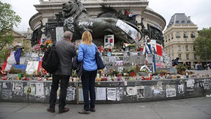 Les hommages aux victimes de l'attentat du 13-Novembre &nbsp;et de "Charlie Hebdo" sur la place de la République à Paris, le 12 mais 2016.&nbsp; (MAXPPP)