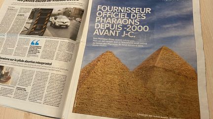 La page de publicité du fournisseur d'électricité EDF, publiée dans "Le Parisien" du 20 avril 2023, qui tourne en dérision l'infox relayée par Gims sur l'existence de l'électricité dans l'Egypte antique (FG/FRANCEINFO)