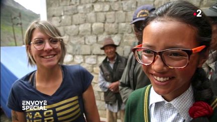 Des lunettes données en France pour que cette jeune Indienne voie enfin les sommets de l'Himalaya (ENVOYE SPECIAL / FRANCE 2)