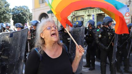 Geneviève Legay, militante d'Attac, agite un drapeau lors d'un rassemblement de "gilets jaunes" à Nice (Alpes-Maritimes), le 23 mars 2019. (VALERY HACHE / AFP)