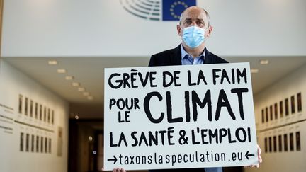 Le député européen&nbsp;Pierre Larrouturou le 28 octobre 2020 au Parlement européen de Bruxelles, au début de sa grève de la faim. (KENZO TRIBOUILLARD / AFP)