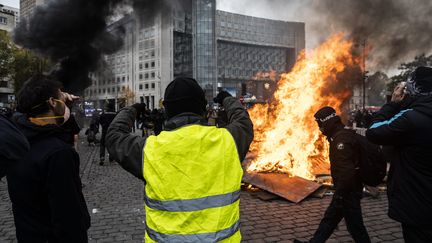 Un "gilet jaune" sur la place d'Italie samedi 16 novembre.&nbsp; (ALEXIS SCIARD / MAXPPP)