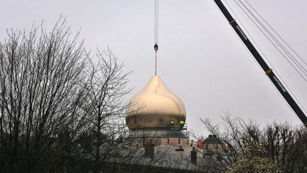  (La pose ce samedi matin d'un des  cinq bulbes de la future cathédrale orthodoxe de Paris © Thibault Camus/AP/SIPA)