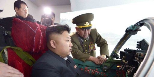 Kim Jong-un teste un chasseur (&quot;AFP PHOTO/KCNA VIA KNS&quot; )