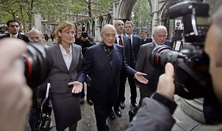 Mohamed Al-Fayed arrive au palais de justice de Londres, le 2 octobre 2007, pour une audience sur&nbsp;l'accident fatal de la princesse Diana et son fils Dodi. (LEON NEAL / AFP)