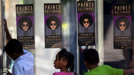 Des enfants devant l'affiche du concert de Baltimore (Etats-Unis), le 10 mai 2015. ( AFP )