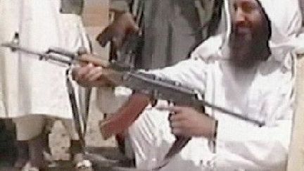 Juin 2001. Capture d'une image vidéo montrant Ben Laden s'entraînant à tirer avec une Kalachnikov. Nous sommes quelques mois avant le11-Septembre. Ben Laden se trouve encore en Afghanistan où les talibans ont pris le pouvoir après l'échec soviétique. (AFP)