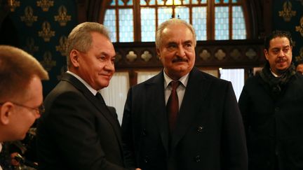 Rencontre entre le ministre russe de la Défense Sergei Shoigu et l'homme fort de l'Est libyen, le maréchal Khalifa Haftar, le 13 janvier 2020 à Moscou. (HO / RUSSIAN FOREIGN MINISTRY)