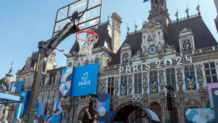 Des initations au volley assis, ou encore au basket fauteuil sont proposés sur le parvis de l'Hôtel de Ville de Paris. (BRUNO LEVESQUE / MAXPPP)