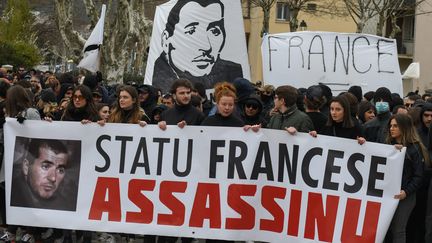 Des personnes manifestent en hommage à Yvan Colonna, le 6 mars 2022 à Corte (Haute-Corse), après l'agression du militant indépendantiste à la prison d'Arles.&nbsp; (JONATHAN MARI / MAXPPP)