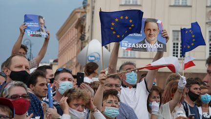 Des partisans du candidat et maire de Varsovie&nbsp;Rafal Trzaskowski, dans la capitale polonaise, le 26 juin 2020. (JANEK SKARZYNSKI / AFP)