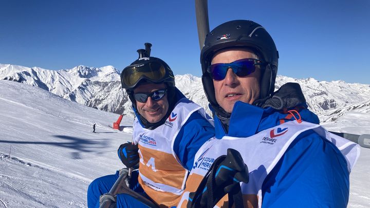 Eric et Nicolas, deux lisseurs, remontent par le télésiège entre deux passages sur la piste. (Adrien Hémard-Dohain / Franceinfo: sport)