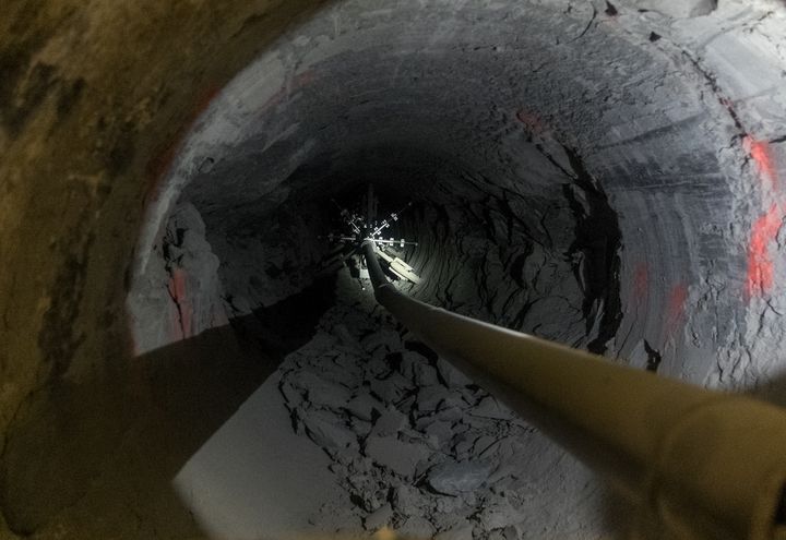 Les techniciens de l'Andra ont percé une "alvéole" dans la roche, à 500 m sous terre, à Bure, dans une couche d'argile, afin d'étudier son comportement en vue de préparer un projet d'enfouissement de déchets radiocatifs.&nbsp; (MARIE-ADELAÏDE SCIGACZ / FRANCETV INFO)