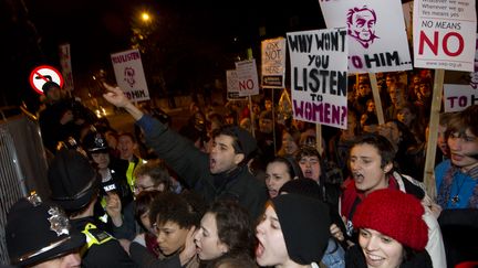 Environ 200 protestataires se sont r&eacute;unis devant les locaux de l'association estudiantine Cambridge Union, organisatrice de la conf&eacute;rence de DSK vendredi 9 mars 2012. (CARL COURT / AFP)