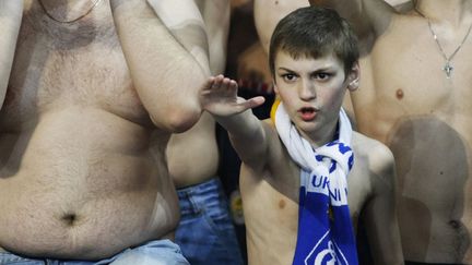 Un jeune supporter de l'&eacute;quipe de football du Dynamo de Kiev dans les tribunes lors d'un match &agrave; Kiev (Ukraine), le 18 mars 2012. (REUTERS)