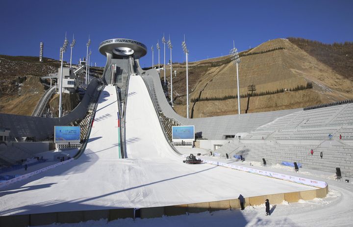 Le Centre national de saut à ski, un site des Jeux olympiques de Pékin, est photographié avant la Coupe continentale FIS de saut à ski, une épreuve test des Jeux olympiques d'hiver de Pékin 2022, dans la ville de Zhangjiakou, province du Hebei, le 3 décembre 2021 (KOKI KATAOKA/AP/SIPA / SIPA)